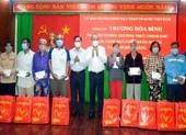 Phó Chủ tịch Quốc hội chúc Tết Chôl Chnăm Thmây ở Sóc Trăng ảnh 2 Ông Trương Hòa Bình tặng quà Tết cho bà con nghèo ở Sóc Trăng