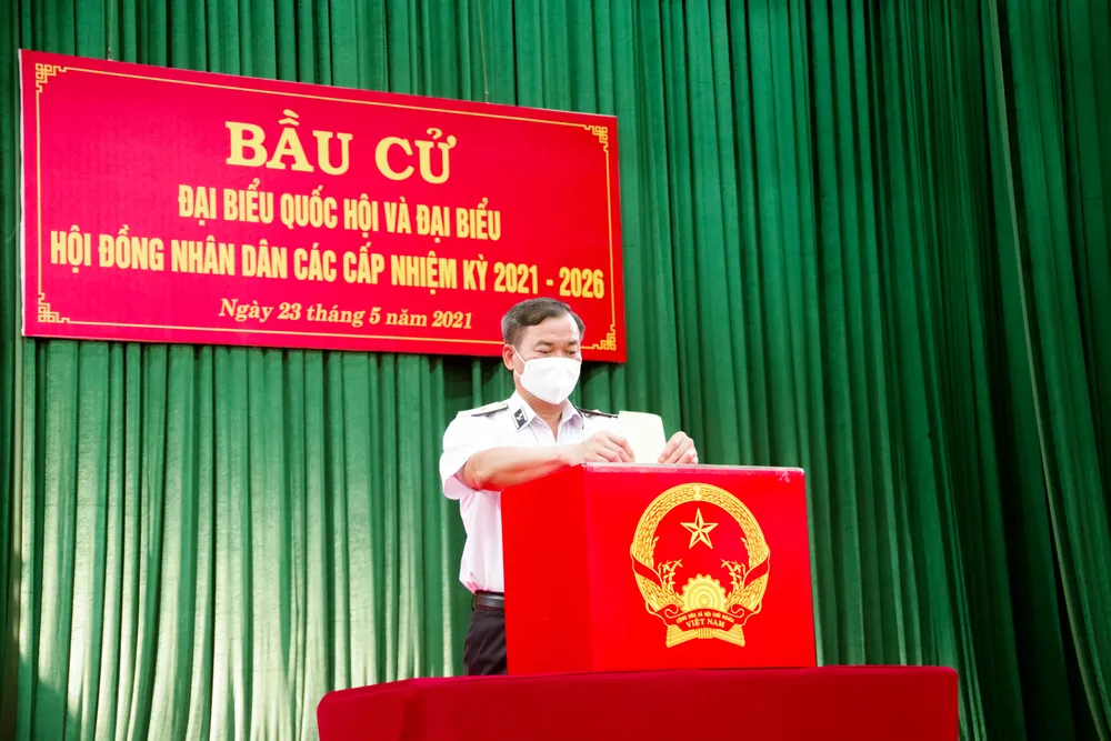 Cử tri đảo ngọc Phú Quốc dầm mưa đi bỏ phiếu ảnh 8 Cử tri đảo ngọc Phú Quốc dầm mưa đi bỏ phiếu ảnh 8