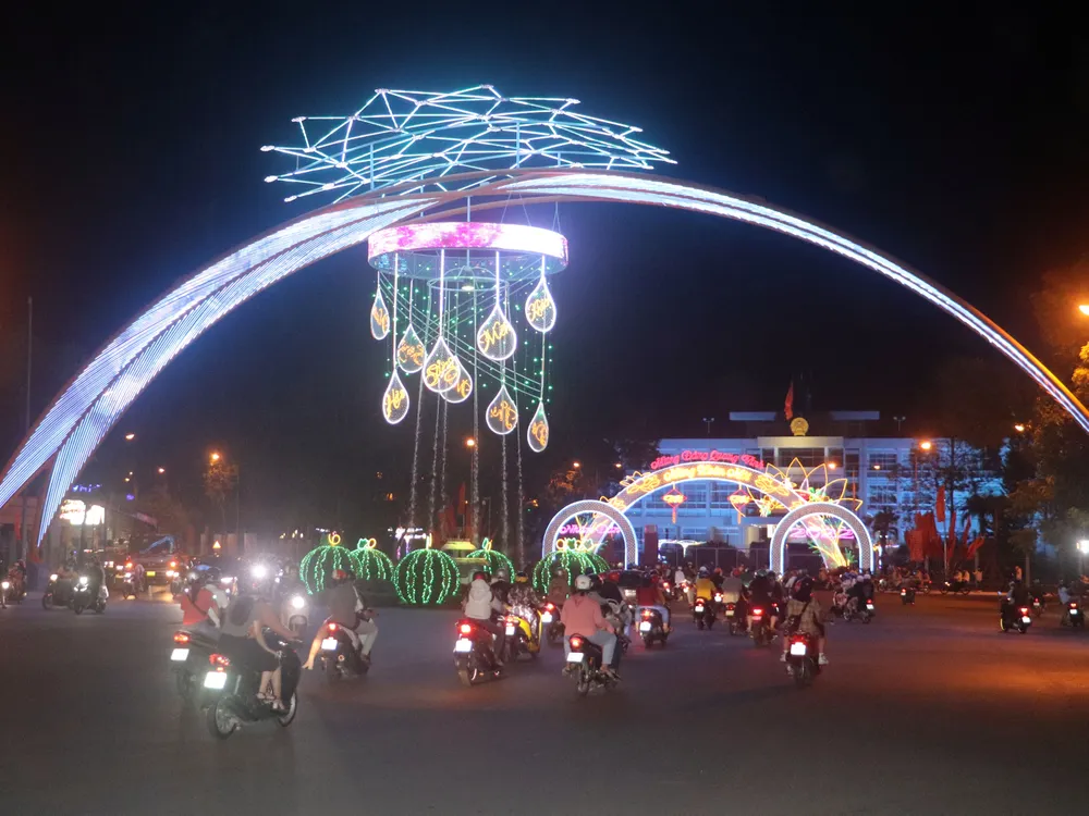 Người dân nô nức xuống phố vui xuân đón giao thừa ảnh 5 Người dân nô nức xuống phố vui xuân đón giao thừa ảnh 5