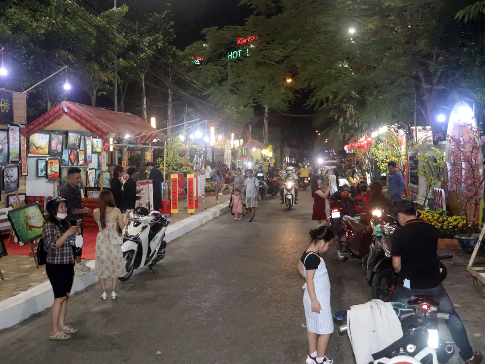 Người dân nô nức xuống phố vui xuân đón giao thừa ảnh 6 Người dân nô nức xuống phố vui xuân đón giao thừa ảnh 6