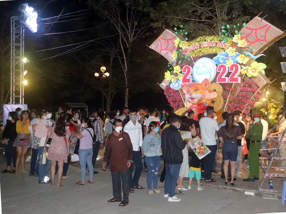 Người dân nô nức xuống phố vui xuân đón giao thừa ảnh 11 Người dân nô nức xuống phố vui xuân đón giao thừa ảnh 11