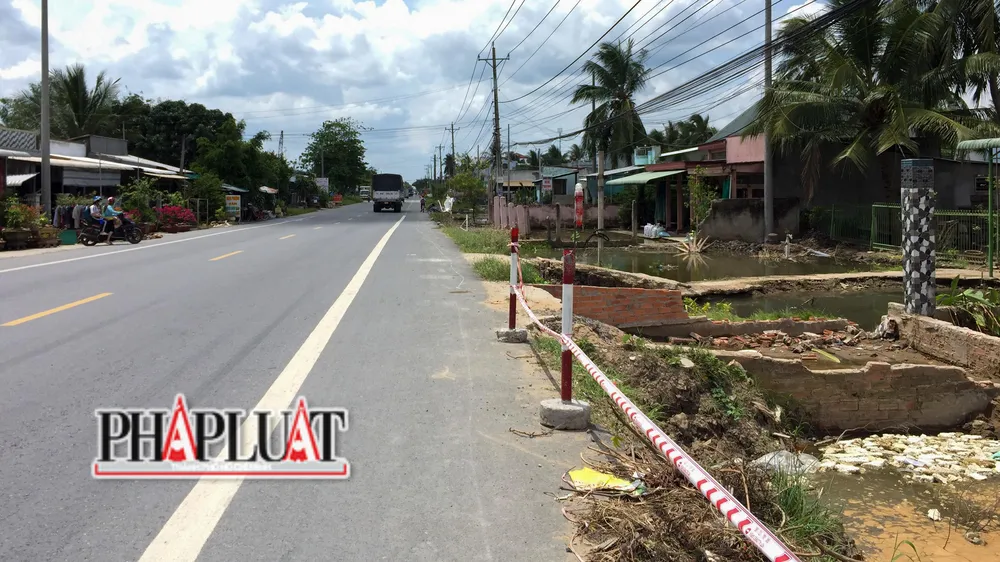 Một số vị trí trong dự án nâng cấp, cải tạo Quốc lộ 1A đã được đào xới nhưng không có biển cảnh báo, tiềm ẩn nguy cơ xảy ra tai nạn giao thông. Ảnh: CHÂU ANH Một số vị trí trong dự án nâng cấp, cải tạo Quốc lộ 1A đã được đào xới nhưng không có biển cảnh báo, tiềm ẩn nguy cơ xảy ra tai nạn giao thông. Ảnh: CHÂU ANH