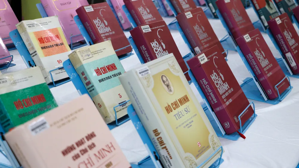 Triển lãm sách chuyên đề “Dấu ấn Hồ Chí Minh” trưng bày, giới thiệu hơn 800 ấn phẩm về cuộc đời, sự nghiệp cách mạng của Chủ tịch Hồ Chí Minh.