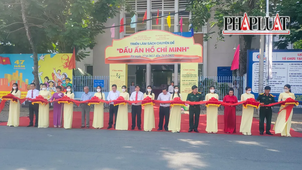 Các đại biểu thực hiện nghi thức cắt băng khai mạc Triển lãm sách chuyên đề “Dấu ấn Hồ Chí Minh” tại Thư viện TP Cần Thơ. Ảnh: CHÂU ANH