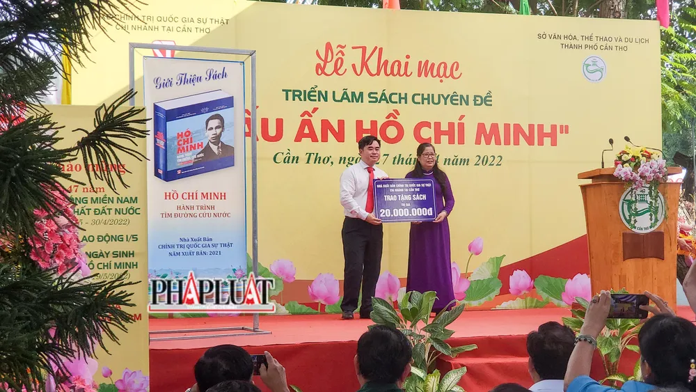 Dịp này, Chi nhánh NXB Chính trị quốc gia Sự thật tại Cần Thơ tặng sách cho Thư viện TP, tổng trị giá 20 triệu đồng.