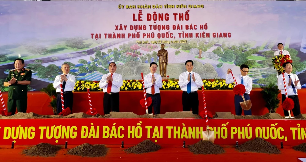 Đại biểu thực hiện nghi thức động thổ xây dựng tượng đài Bác Hồ ở TP Phú Quốc, tỉnh Kiên Giang. Ảnh: PD