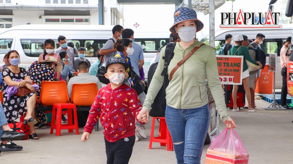 Đặc biệt có tuyến miền Tây đi Đà Lạt năm nay khá đông khách, nhiều người chọn lưu thông bằng phương tiện xe khách để tiết kiệm chi phí.