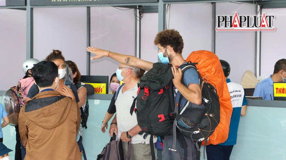 Một nhà xe tiết lộ, tuyến đông khách nhất là tuyến từ các tỉnh miền Tây đi TP.HCM, Bình Dương và ngược lại, đa số hành khách đều là sinh viên, người lao động.