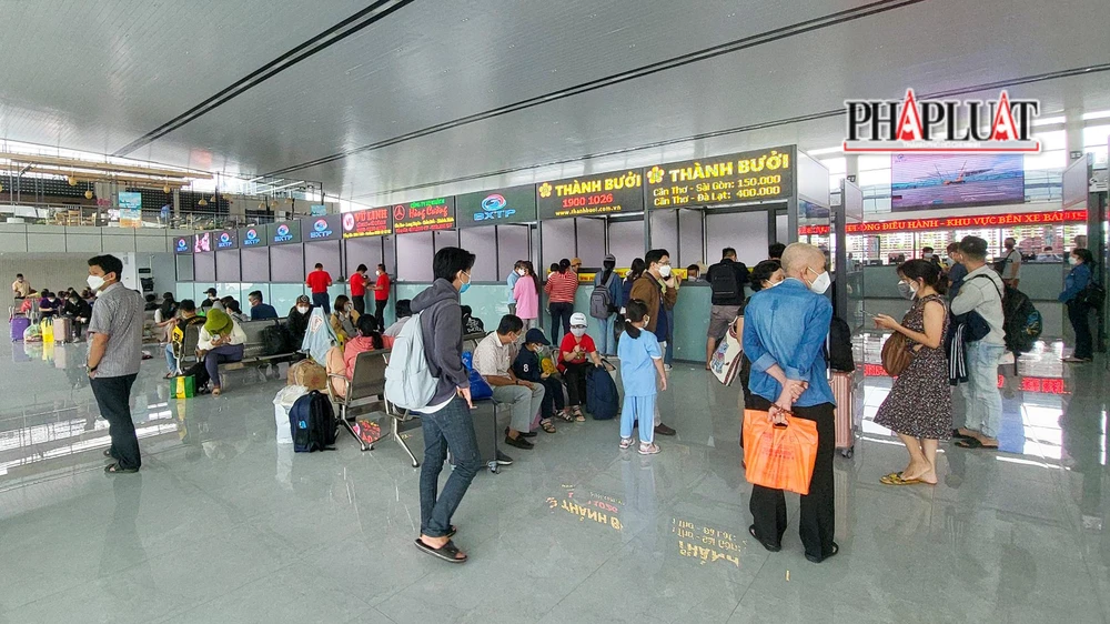 Sau thời gian khá vắng vẻ vì số người sử dụng dịch vụ xe khách giảm do e ngại dịch bệnh COVID-19, ngày 30-4, không khí tại bến xe trung tâm TP Cần Thơ khá sôi động.