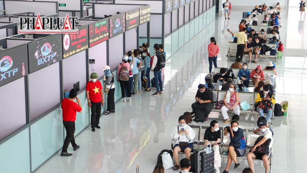 Vận tải hành khách ở Cần Thơ dù tăng nhưng số chuyến và số hành khách vẫn còn giảm so cùng kỳ năm 2021. Ảnh: CHÂU ANH