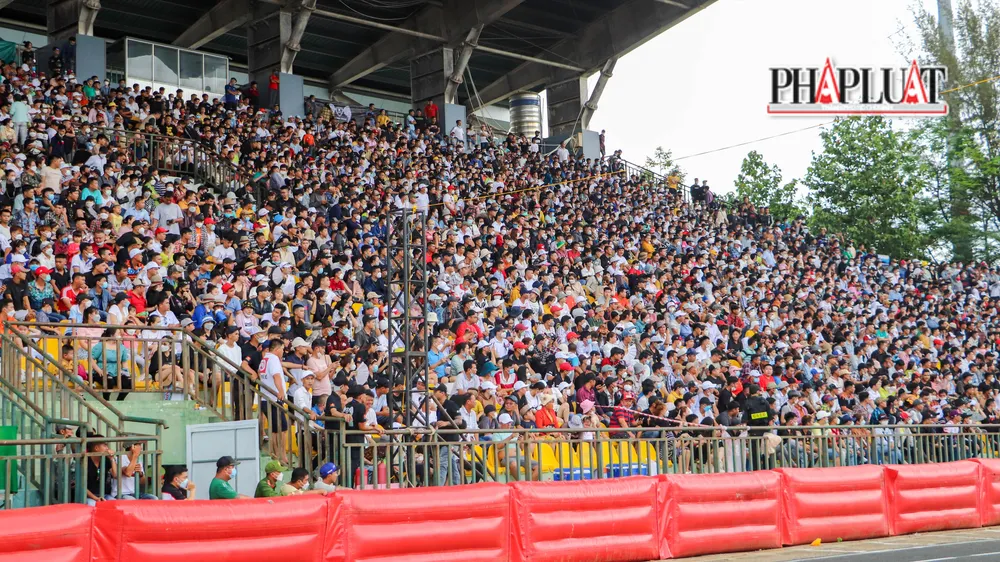 Các khán giả reo hò, cổ vũ sau những pha bứt phá đầy ngoạn mục, hấp dẫn của các tay đua.