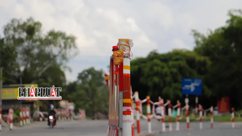 Một vài địa điểm đang thi công khác hiện đang ở giai đoạn đào xới, lu làn thế nhưng lại thiếu biển cảnh báo, biển hướng dẫn giao thông, một vài nơi có chăng dây cảnh báo theo kiểu “có để khỏi bị phạt”, hoàn toàn không có tác dụng cảnh báo.