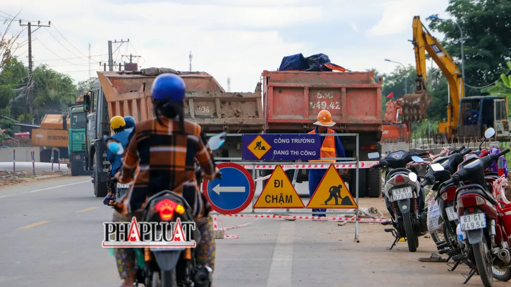 Cụ thể, chủ đầu tư cho rằng tiến độ triển khai thi công đang bị chậm so với tiến độ điều chỉnh và không đáp ứng yêu cầu theo cam kết. Nguyên nhân của việc chậm tiến độ là do nhà thầu chưa huy động đủ máy móc, thiết bị, vật tư, nhân lực... để thi công tại các đoạn đã được bàn giao mặt bằng.