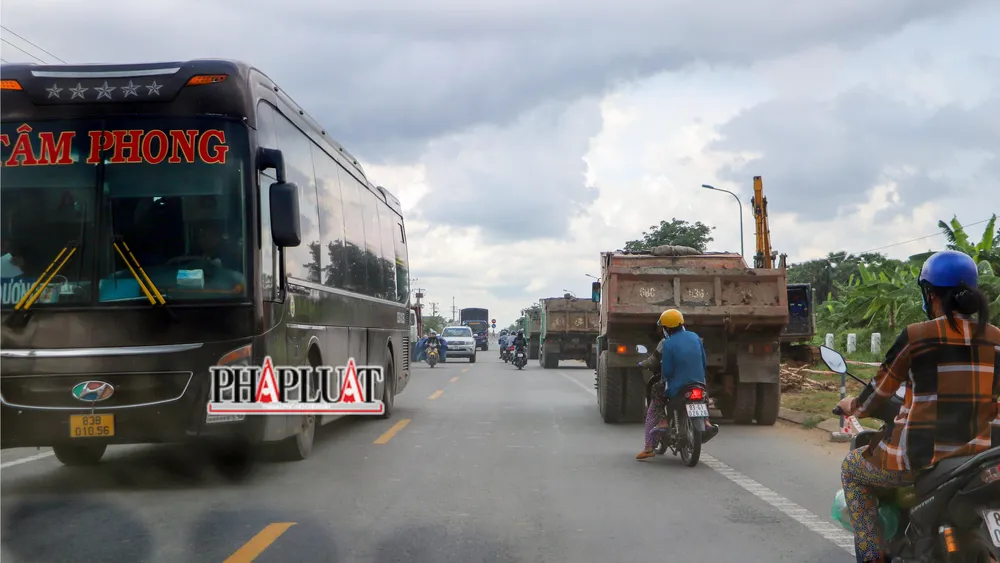 Tuy nhiên, ghi nhận thực tế trong chiều 12-5 tại dự án, PV PLO ghi nhận tại một số đoạn tuyến, việc trang bị đảm bảo ATGT vẫn chưa được khắc phục triệt để dù chủ đầu tư đã nhiều lần nhắc nhở nhà thầu.