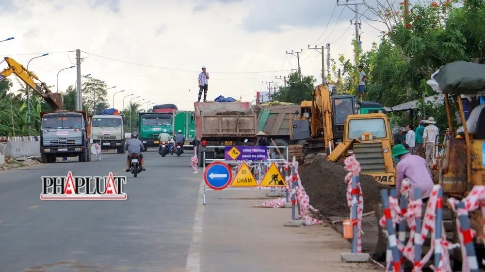 Cạnh đó, đây là đoạn đường khá hẹp, lại ngay khu đô thị nên lưu lượng phương tiện giao thông nhiều, việc không đảm bảo, phân luồng giao thông khiến việc lưu thông của người dân đôi lúc gặp khó khăn.
