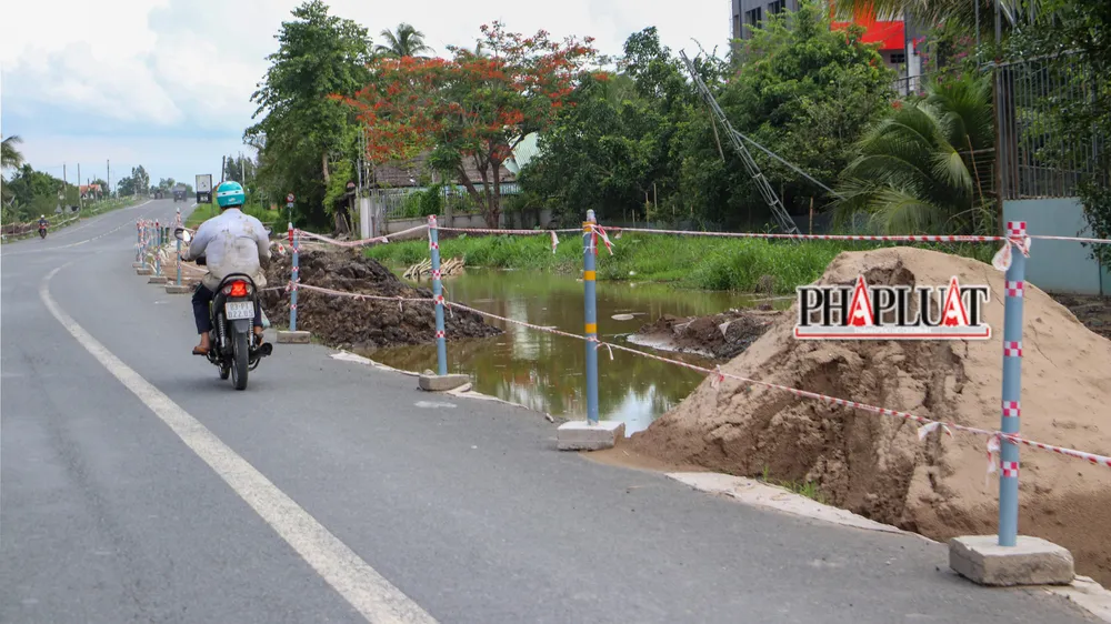 Theo chủ đầu tư dự án, hiện chỉ thi công được một bên, mùa mưa đến sớm nên thủy triều dâng cao ảnh hưởng công tác đắp cát nền đường... Ảnh: CHÂU ANH
