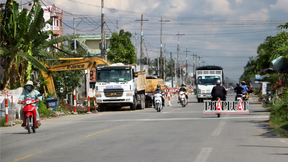 Ban Quản lý dự án 7 yêu cầu đơn vị thi công gói thầu XL02 cần lưu ý công tác đảm bảo ATGT nhất là vào ban đêm. Ảnh: CHÂU ANH