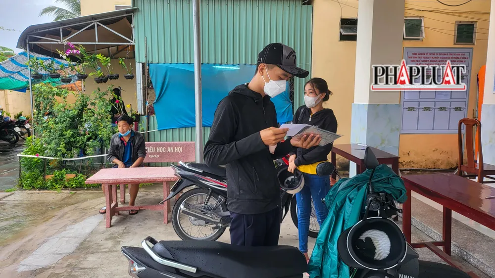 “Hồi mua mấy xe trước, tôi đi lấy BKS ở Công an huyện, do số người đông nên thời gian thực hiện hơi lâu, ảnh hưởng thời gian công việc việc làm. Giờ chuyển về xã như thế này rất là tiện cho dân, gần nhà bà con đi lại cũng tiện, số người ít hơn nên làm thủ tục cũng nhanh hơn” - Anh Hải nói.