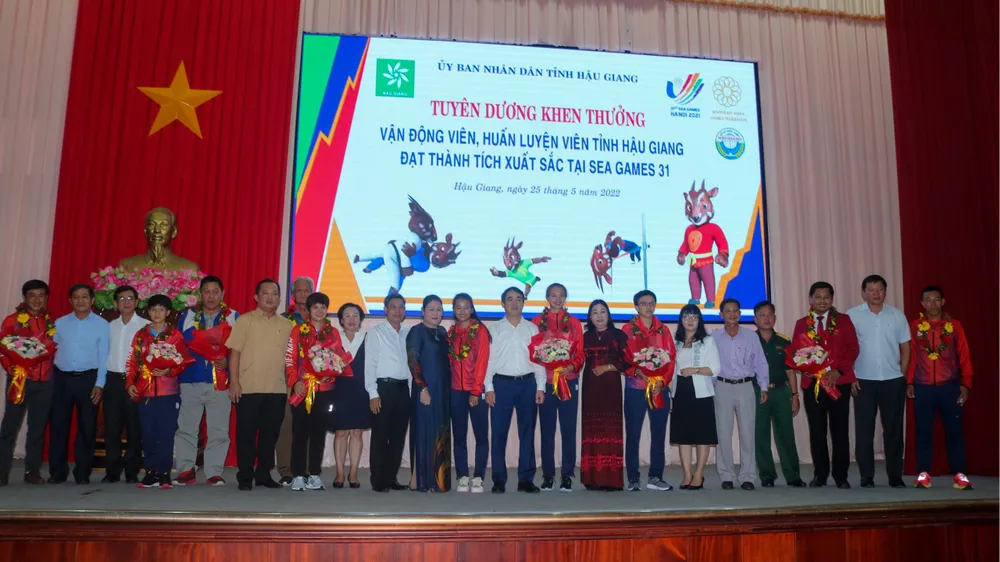 Lãnh đạo tỉnh Hậu Giang đã biểu dương ghi nhận và thưởng nóng cho các VĐV của tỉnh đạt huy chương tại SEA Games 31. Ảnh: ÁI PHƯƠNG Lãnh đạo tỉnh Hậu Giang đã biểu dương ghi nhận và thưởng nóng cho các VĐV của tỉnh đạt huy chương tại SEA Games 31. Ảnh: ÁI PHƯƠNG