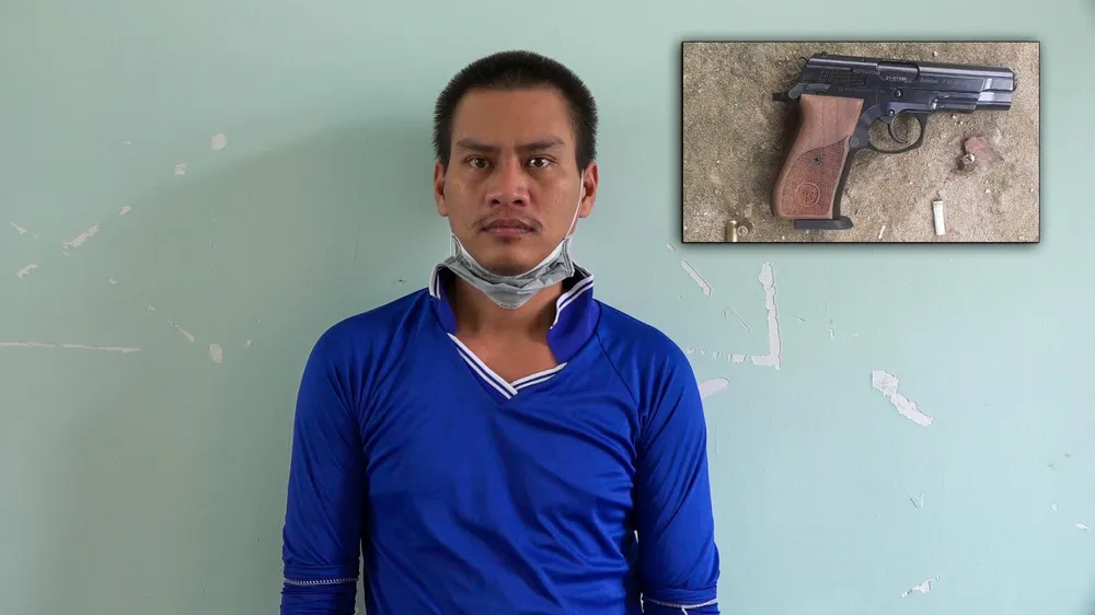 Bị can Nguyễn Văn Vương (ảnh lớn) tại cơ quan công an và khẩu súng tang vật (ảnh nhỏ). Ảnh: VĂN VŨ