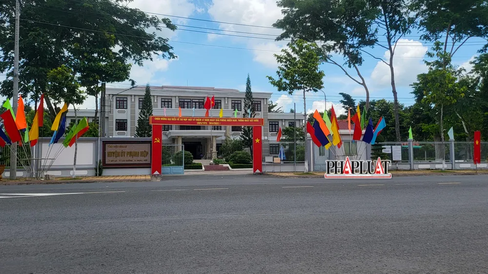 Công trình nâng cấp, sửa chữa trụ sở Huyện ủy Phụng Hiệp có mức đầu tư hơn 6,6 tỉ đồng, hoàn thành và đưa vào sử dụng khoảng tháng 6-2020, nhưng đến tháng 7-2021 mới tổ chức đấu thầu. Ảnh: CHÂU ANH