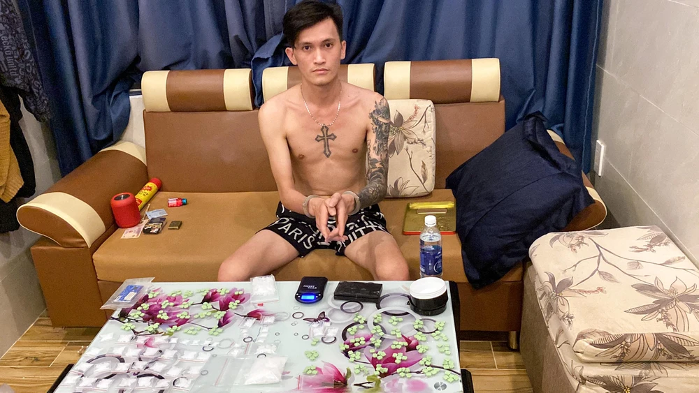 Khám xét nơi ở của Lê Hữu Phúc, công an thu giữ nhiều ma túy tổng hợp. Ảnh: VĂN VŨ Khám xét nơi ở của Lê Hữu Phúc, công an thu giữ nhiều ma túy tổng hợp. Ảnh: VĂN VŨ