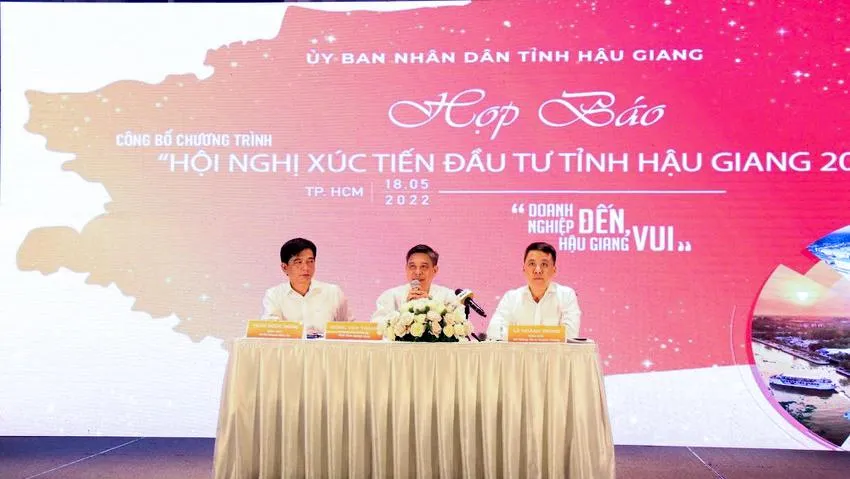 Ông Đồng Văn Thanh (ngồi giữa), Chủ tịch UBND tỉnh Hậu Giang trả lời các vấn đề liên quan đến xúc tiến đầu tư tại buổi họp báo hồi ngày 18-5 vừa qua. Ảnh: ĐT.