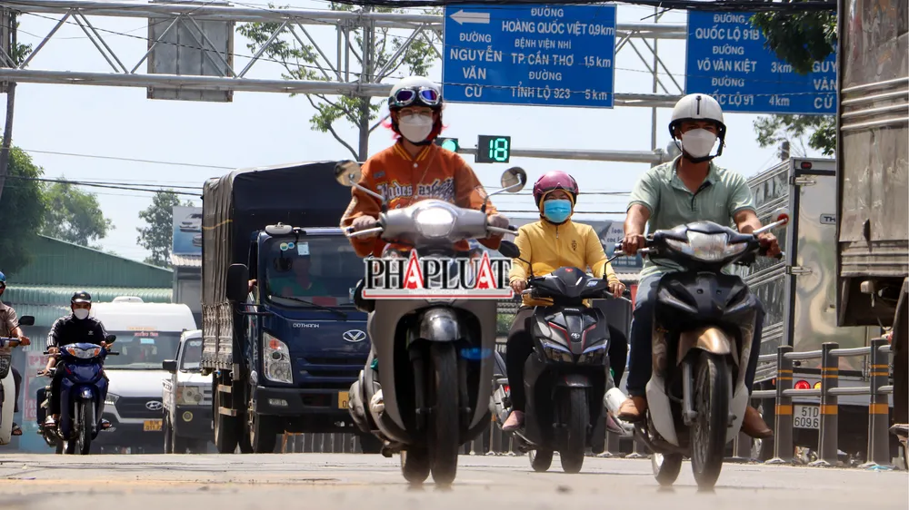 Đơn vị thi công xin phép tạm dừng lưu thông trên tuyến đường này từ ngày 17-6 đến khi hoàn tất thủ tục bàn giao công trình đưa vào sử dụng. Ảnh: CHÂU ANH