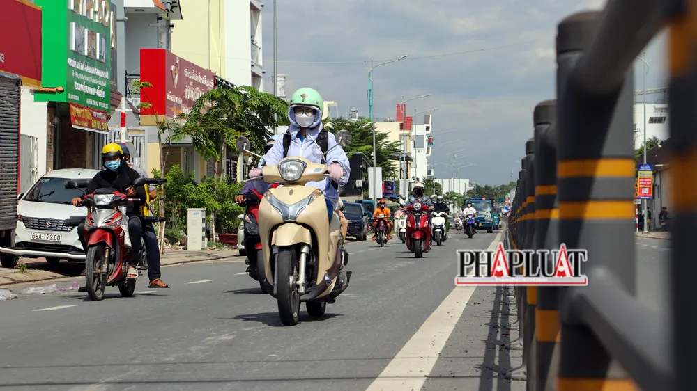 Để đảm bảo chất lượng công trình phục vụ cho đến khi kiểm tra, nghiệm thu và bàn giao theo đúng quy định, đồng thời giảm áp lực thiệt hại kinh tế, đơn vị thi công đường Trần Hoàng Na đã có văn bản xin phép tạm &quot;đóng&quot; đường. Ảnh: CHÂU ANH