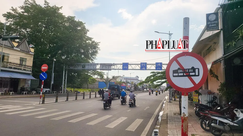 Sau hơn một năm chính thức thông xe và hơn ba tháng kể từ ngày Sở Xây dựng TP thông báo kết quả công tác nghiệm thu công trình, chủ đầu tư đường Trần Hoàng Na vẫn chưa bàn giao cho đơn vị quản lý khai thác. Ảnh: CHÂU ANH