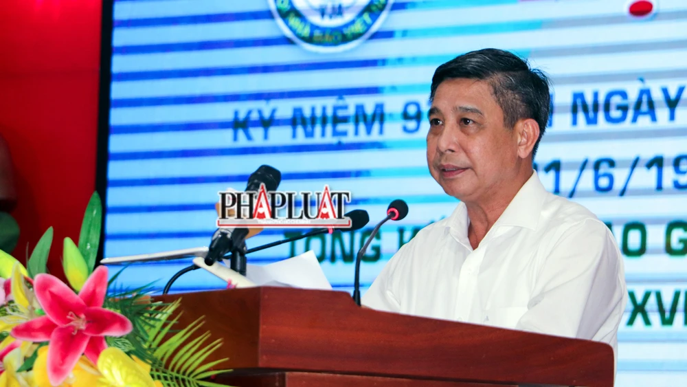 Ông Đồng Văn Thanh, Chủ tịch UBND tỉnh Hậu Giang phát biểu tại Họp mặt kỷ niệm 97 năm ngày Báo chí Cách mạng Việt Nam. Ảnh: CHÂU ANH