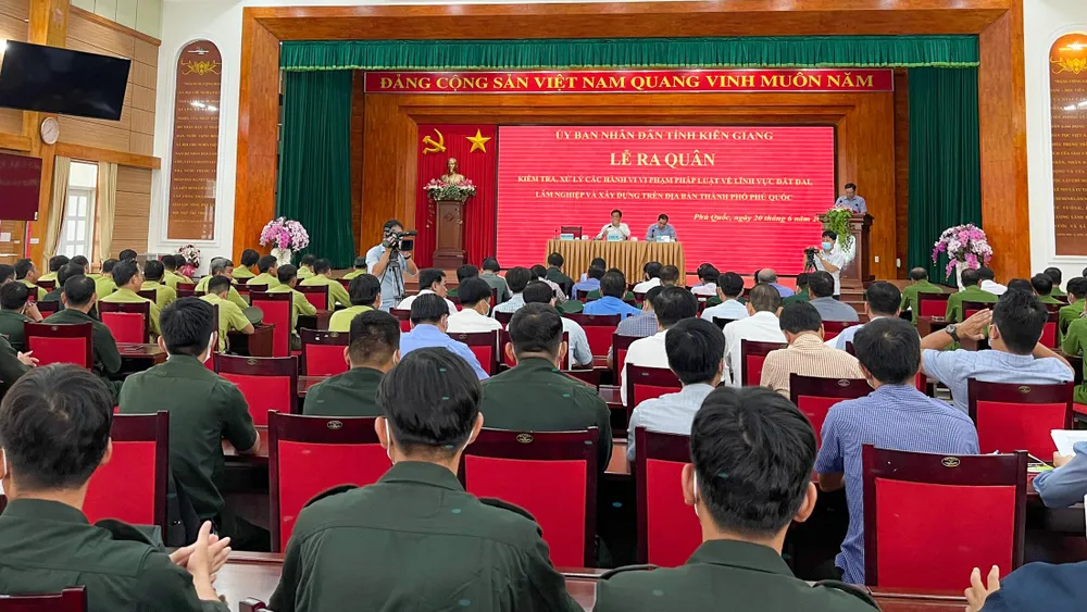 Quang cảnh lễ ra quân kiểm tra, xử lý các hành vi vi phạm pháp luật về lĩnh vực đất đai, đất lâm nghiệp và xây dựng trên địa bàn TP Phú Quốc, tỉnh Kiên Giang. Ảnh: PHƯƠNG DUNG