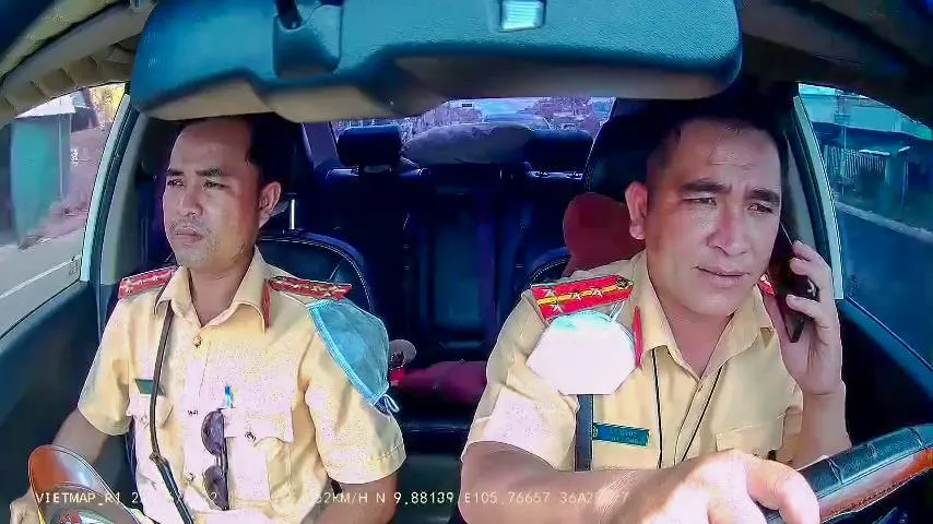 Công an tỉnh Hậu Giang xác định hai CSGT trong video là Đại úy Lê Vũ Đức và Đại úy Phan Thành Đỉnh, cán bộ thuộc phòng CSGT Công an tỉnh. Ảnh cắt từ video