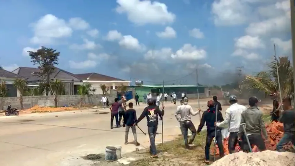 Hiện trường vụ hỗn chiến của hai nhóm. Ảnh cắt từ video