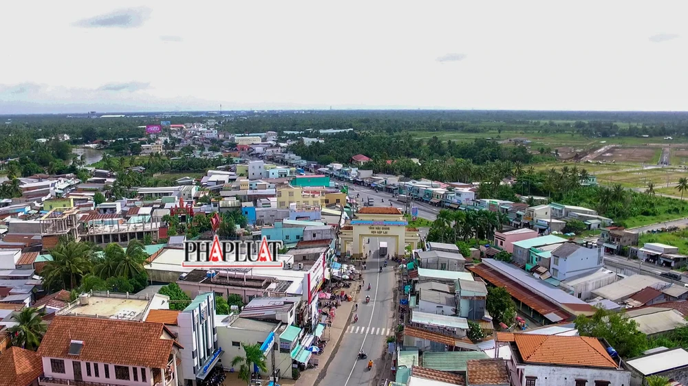 Theo Bí thư Tỉnh ủy Hậu Giang, thị trấn Cái Tắc (huyện Châu Thành A) rất khó tìm diện tích để xây cầu vượt với cao tốc, còn xây hầm chui thì chi phí lớn. Ảnh: CHÂU ANH