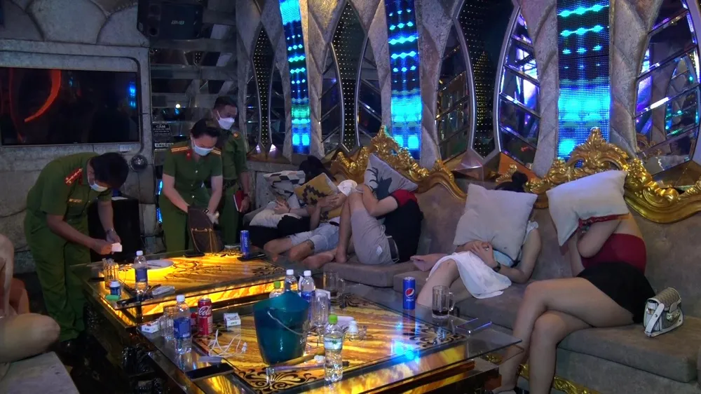 Tiến hành xét nghiệm 138 người, Công an ghi nhận 132 người dương tính với ma túy. Ảnh: VĂN VŨ Tiến hành xét nghiệm 138 người, Công an ghi nhận 132 người dương tính với ma túy. Ảnh: VĂN VŨ