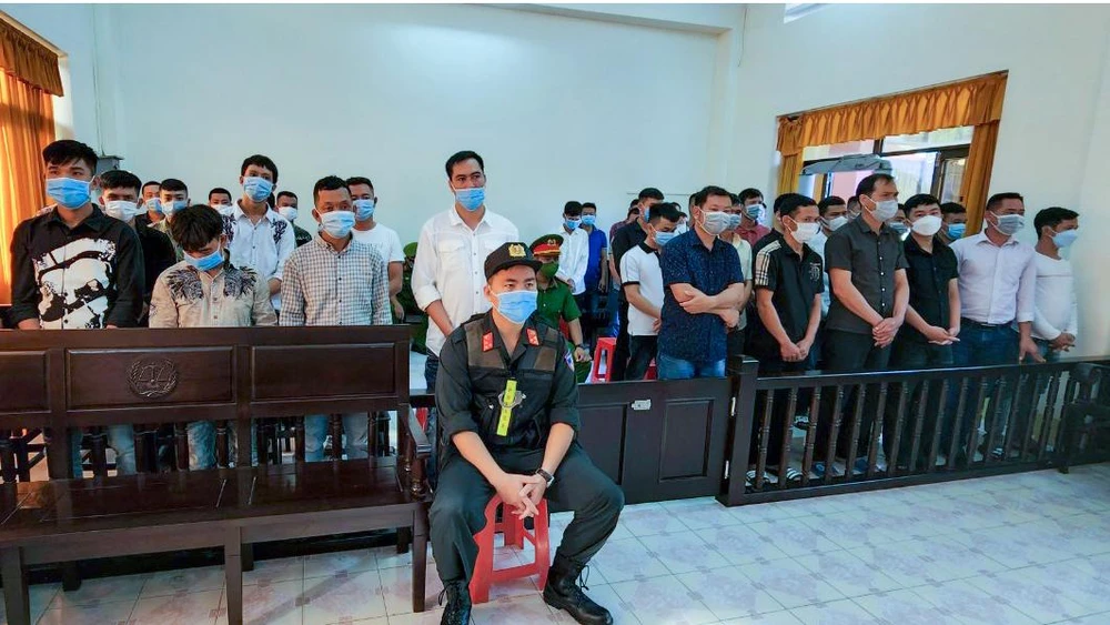 Các bị cáo tại tòa. Ảnh: VĂN VŨ