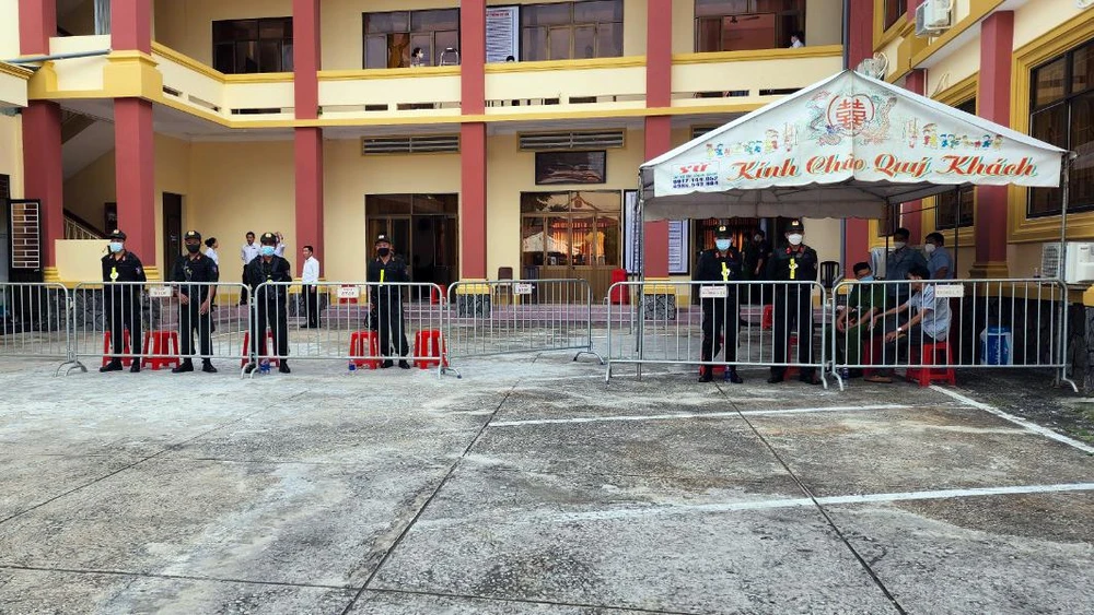 Để giữ gìn trật tự phiên tòa, Công an tỉnh Kiên Giang đã huy động hàng trăm cán bộ, chiến sĩ Cảnh sát cơ động, Cảnh sát giao thông, lực lượng Cảnh sát hỗ trợ tư pháp. Ảnh: VĂN VŨ