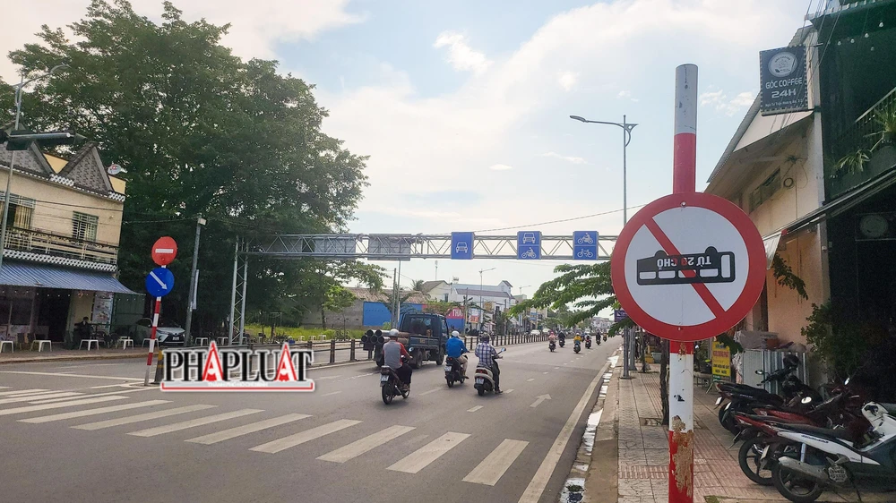 Trước đó, đơn vị thi công từng có văn bản gửi Thành ủy, UBND TP Cần Thơ và một số cơ quan liên quan xin phép tạm dừng lưu thông trên tuyến đường này để hoàn tất thủ tục bàn giao công trình đưa vào sử dụng. Ảnh: CHÂU ANH