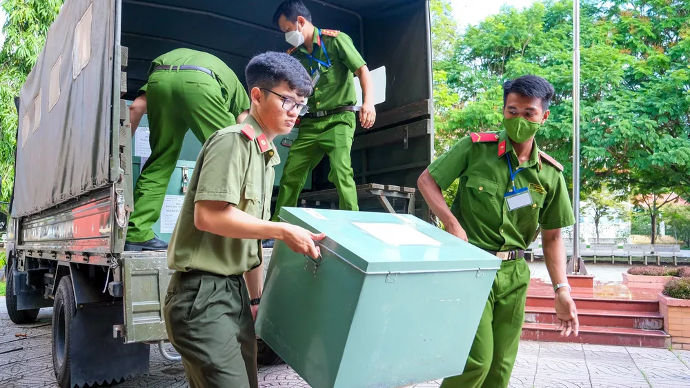 Từ nơi in sao đến các điểm thi, xe chở đề thi không dừng đỗ và luôn có công an giám sát. Ảnh: TT Từ nơi in sao đến các điểm thi, xe chở đề thi không dừng đỗ và luôn có công an giám sát. Ảnh: TT