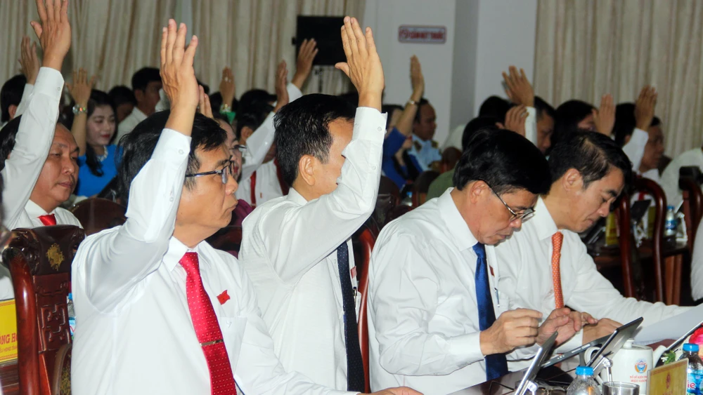 Các đại biểu HĐND tỉnh tỉnh Hậu Giang khóa X, nhiệm kỳ 2021-2026 biểu quyết thông qua các Nghị quyết tại kỳ họp thứ chín (kỳ họp giữa năm). Ảnh: BẢO BẢO