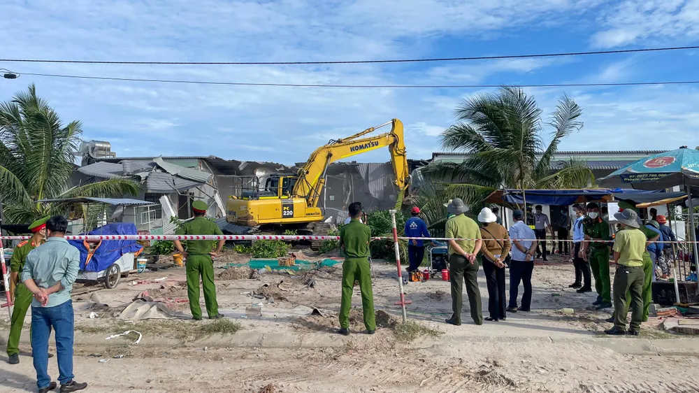 Hồi tháng 5-2022, lực lượng chức năng TP Phú Quốc đã tiến hành cưỡng chế, buộc tháo dỡ công trình xây dựng trái phép trên đất dự án. Ảnh: PHƯƠNG DUNG