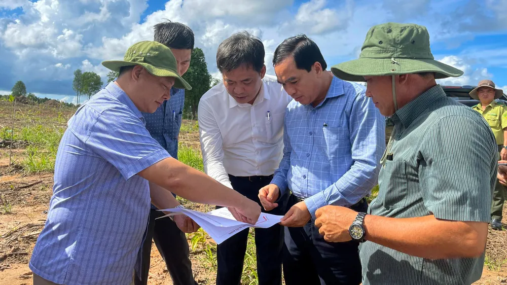 Ngày 20-6, Tổ công tác đặc biệt xử lý việc lấn chiếm đất rừng ở Phú Quốc do Phó Chủ tịch UBND tỉnh Kiên Giang làm Tổ trưởng bắt đầu ra quân. Ảnh: PHƯƠNG DUNG