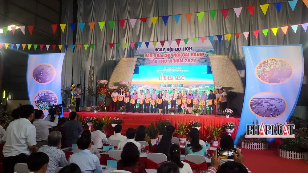 Ban tổ chức trao cờ lưu niệm cho các đơn vị tham gia Ngày hội.