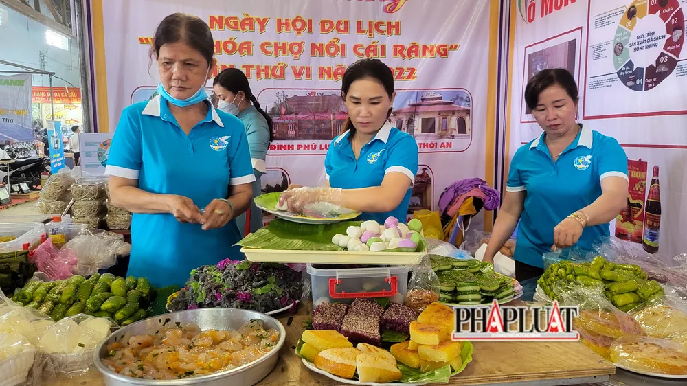 Tại ngày hội có nhiều gian hàng bánh dân gian để du khách thưởng thức.