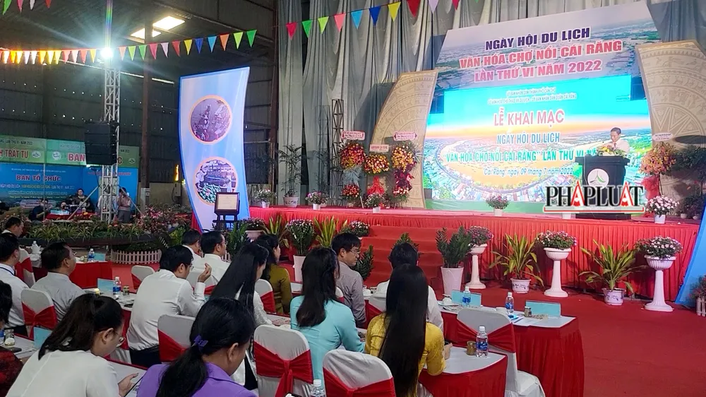 Ông Nguyễn Thực Hiện, Phó chủ tịch UBND TP Cần Thơ phát biểu tại Lễ khai mạc. Ảnh: CHÂU ANH