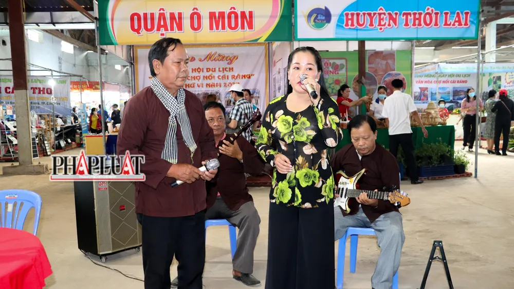 Cạnh đó, Ban tổ chức tái hiện một số hoạt động mang đậm nét đặc trưng của miền Tây, như đàn ca tài tử, đua thuyền rồng...