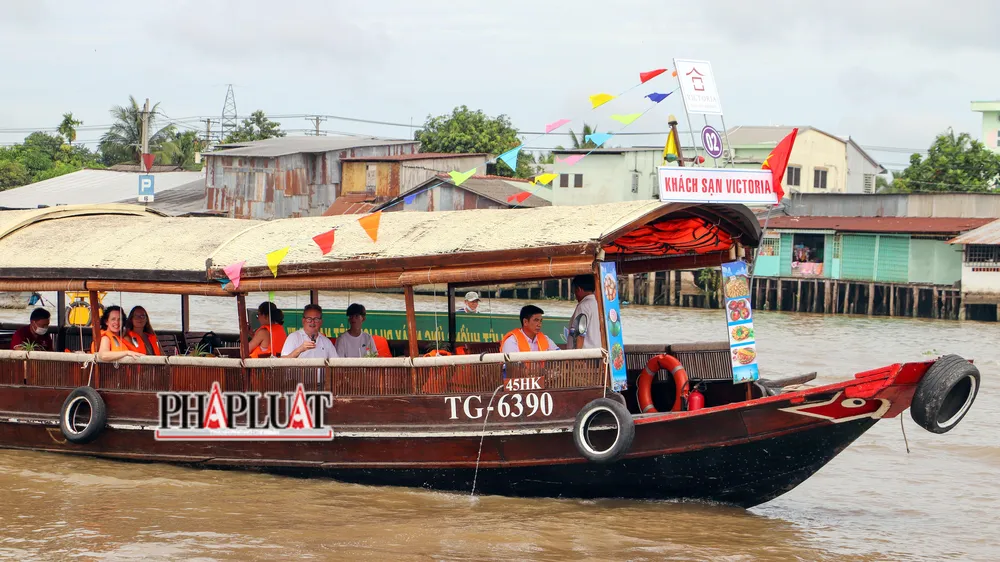 Đa phần du khách khi đến Cần Thơ đều tham quan Chợ nổi Cái Răng vì đây là nét văn hóa độc đáo của cư dân địa phương.
