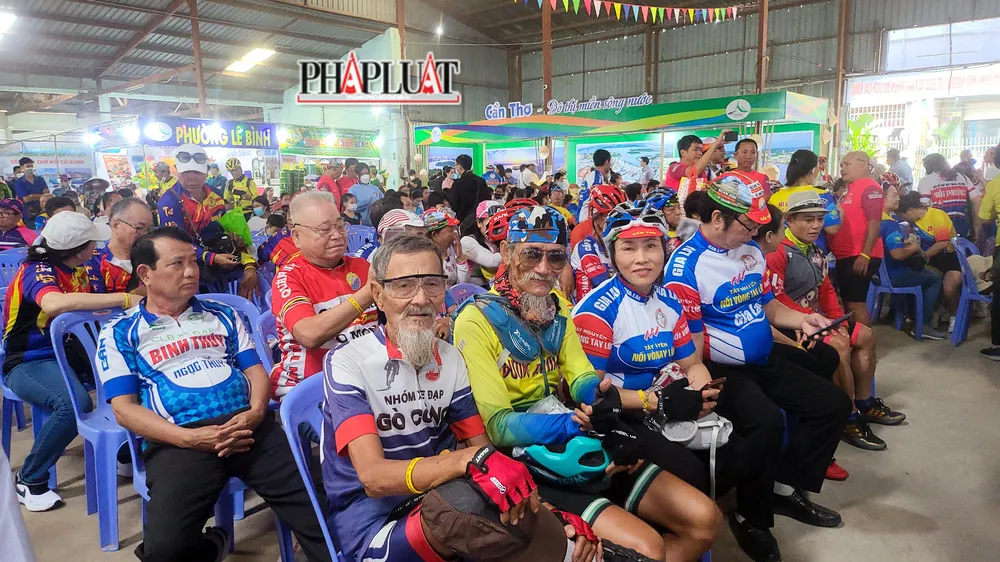 Rất đông bà con đến tham gia lễ khai mạc, trong đó có câu lạc bộ xe đạp ba miền với nhiều du khách đến từ nhiều tỉnh thành miền Bắc, miền Trung.