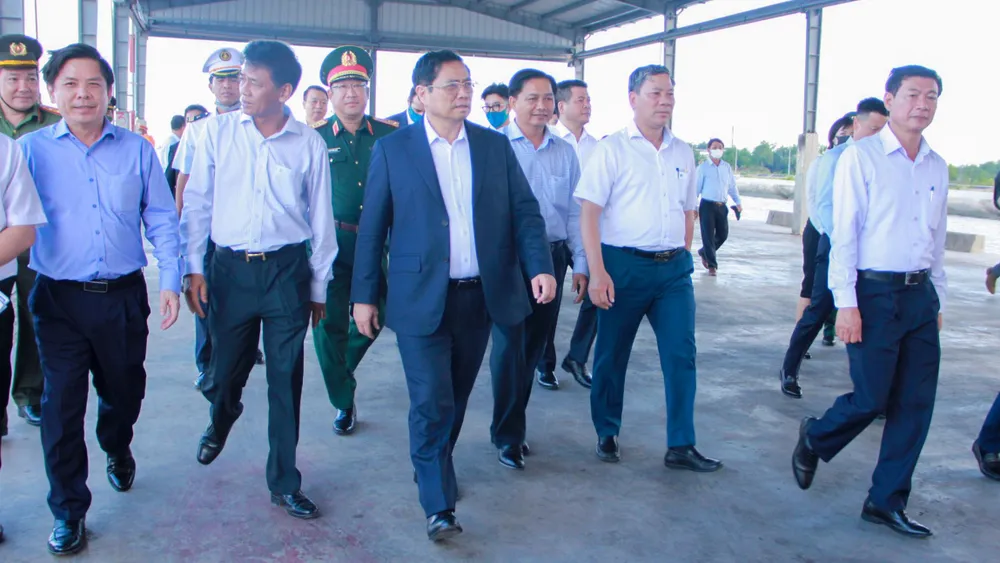 Thủ tướng Phạm Minh Chính cùng đoàn công tác của Bộ GTVT và các Bộ, ngành Trung ương khảo sát thực tế tại khu bến cảng Trần Đề. Ảnh: NH
